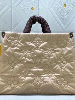 AUTHENTIC Louis Vuitton bag ONTHEGO MM